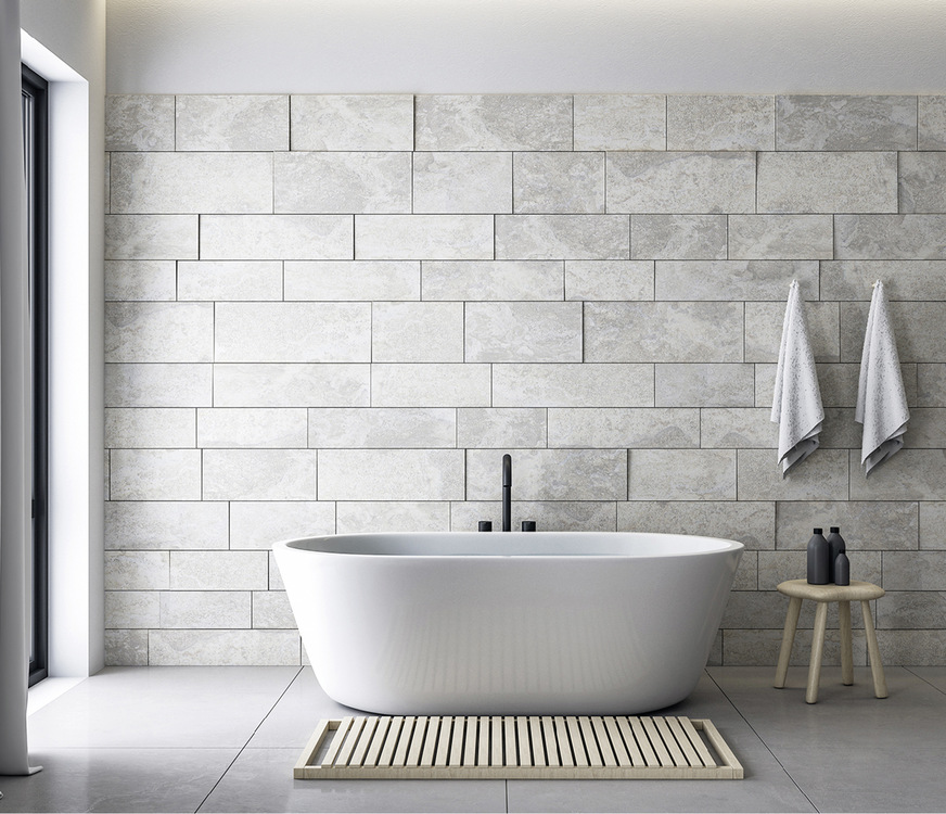 Bild 12: Alle Nuancen zwischen Weiß und Schwarz, gern mit Naturstein oder steinähnlicher Keramik, passen perfekt zu puristischem ­Bauhaus-Look. Handtücher und Badematte könnte man freilich auch stark farbig dazu wählen.