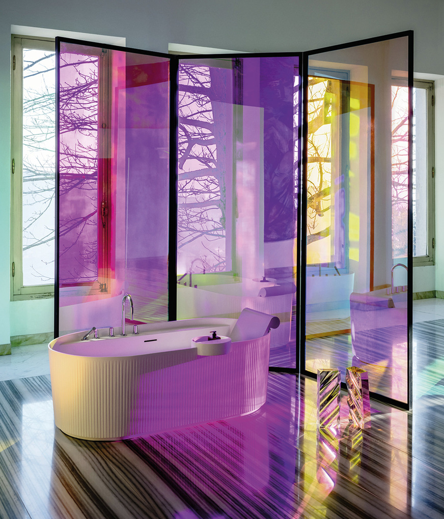 Bild 13: Schillernde Farben zwischen Magenta und Violett entstehen über die Lichtbrechung auf den Glaselementen. Günstiger als sogenanntes dichroitisch ausgestattetes Glas sind dichroitische Folien, sie werden in Werbung und Architektur verwendet.