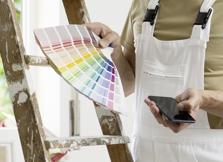 Bild 15: Legen Sie Originalmaterialien zusammen und wählen Sie die Nuancen nicht nur mit Mini-Mustern oder gar am Handy-Display. Vor allem nicht erst wenn der Maler anrückt und nur noch das Tempo zählt. Planen Sie eine erfolgreiche Farbwahl bewusst und zielgerichtet vorab gemeinsam mit dem Kunden.