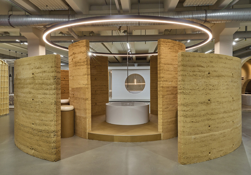 Die Ausstellung inszeniert Bäder als Mikrohäuser in internationalen Bau- und Architekturstilen. Die verwendeten Bautechniken, Materialien und Ausstattungselemente sind original oder Originale – so finden sich im Haus Marrakesch zum Beispiel Wände aus Stampflehm.