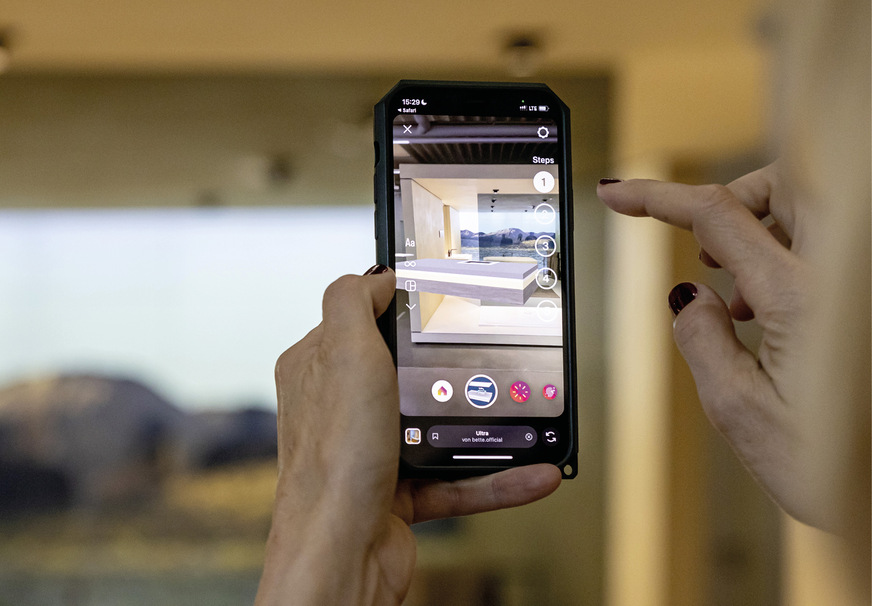 Mittels Augmented Reality lassen sich Installationsdetails und zusätzliche Informationen zu den Bad-Pavillons der Bette Places im Browser des eigenen Smartphones erkunden.