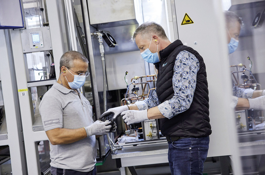 In der Endmontage wird das Wärmepumpensystem in Funktion simuliert und mit höheren Drücken beaufschlagt als sie in der Praxis vorkommen können. Mit Hochdruck- und Heliumprüfständen lassen sich Undichtigkeiten im Kältekreis völlig ausschließen.