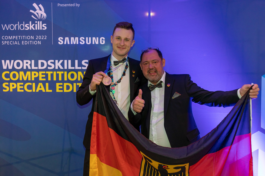 Große Freude bei Anlagenmechaniker SHK Fabian Grün und Worldskills Germany-Bundestrainer André Schnabel über die Auszeichnung mit der Exzellenzmedaille bei der WM der Berufe in Lahr.