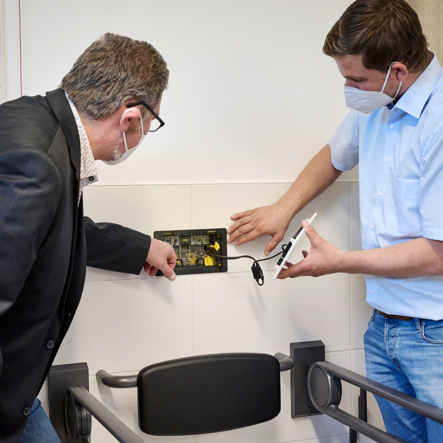 Im Rahmen der Einweisung ist der ­Betreiber auch darüber zu informieren, was im Falle von Nutzungsunterbrechungen zu ­geschehen hat. Im Bild geht es um die ­entsprechende Programmierung des WC-Elements ­Prevista&nbsp;Dry mit integrierter AquaVip-­Spülstation, das den bestimmungsgemäßen Betrieb bei Bedarf automatisch unterstützt.