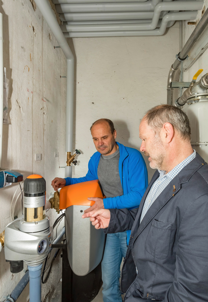 Mit Fertigstellung der Trinkwasser-Installation ist der Betreiber einzuweisen, was unter ­anderem hinsichtlich des bestimmungsgemäßen Betriebs sowie der einzelnen Installationskomponenten wie z. B. Filter zu beachten ist.