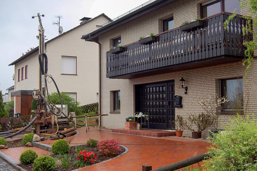 Ob eine Erdsondenbohrung erlaubt ist, muss generell zuerst geprüft werden (Wasserrecht, amtliche Vorgaben). Jedes Bundesland stellt einen Leitfaden Erdwärme und Karten für die Erstorientierung zur Verfügung.