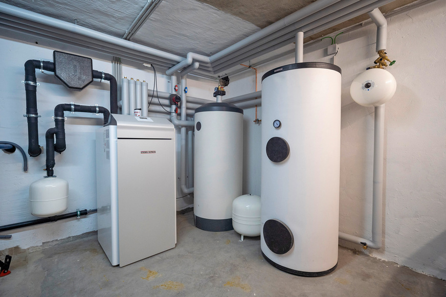 Bei Planung und ­Installation ist auch die Trinkwasser­erwärmung des Gebäudes zu berücksichtigen. ­Gegebenenfalls ist ein Wärmepumpen-Leistungszuschlag notwendig. Ein Austausch des vorhandenen Trinkwarmwasserspeichers ist meist ­empfehlenswert.