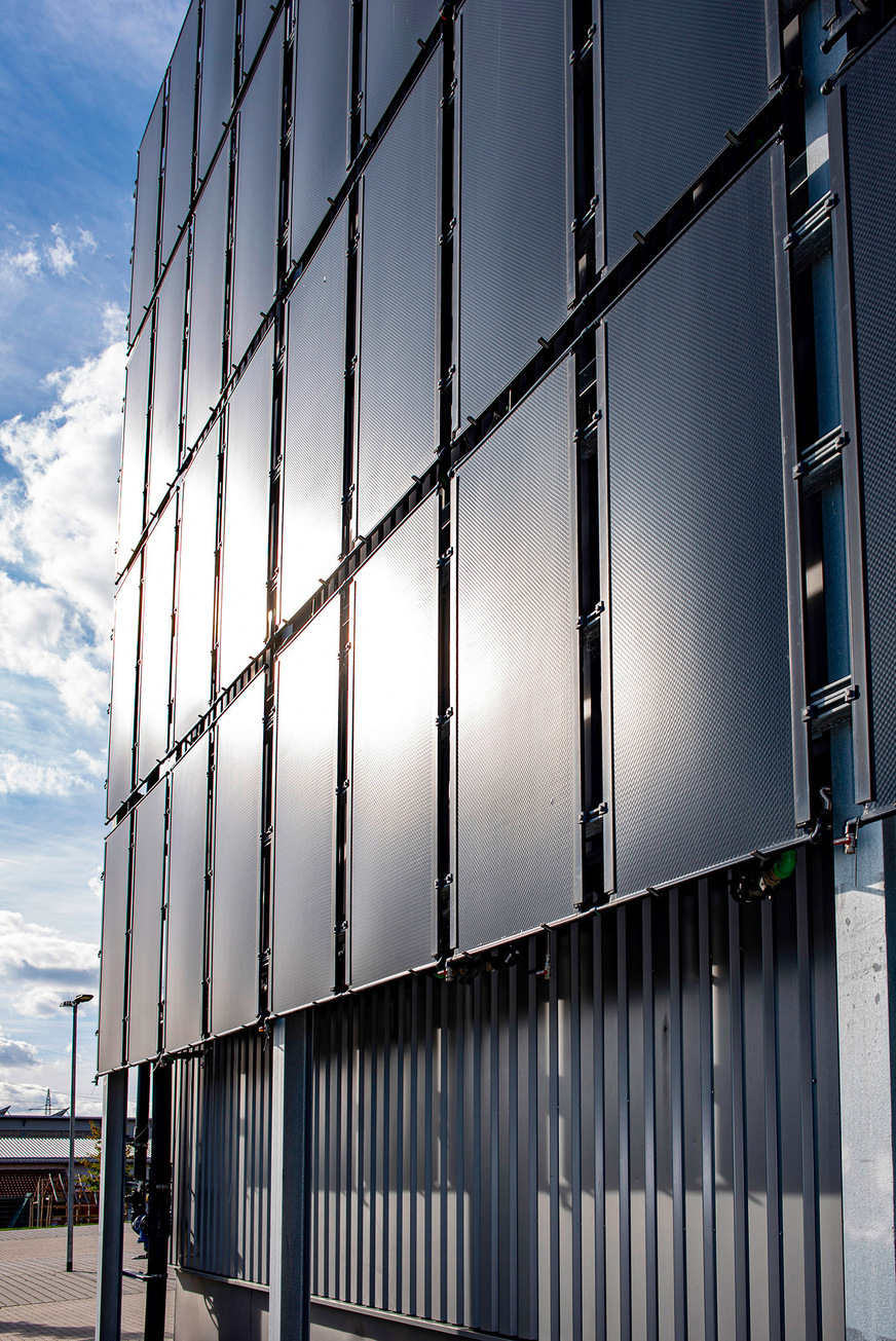 Das Mefa-Produktions- und -Lagergebäude ist ein Spielfeld für die Absorber: Unter der Photovoltaik, im Erdreich und im Eisspeicher ist der universelle Absorber verbaut und sorgt in Kombination aller Elemente für rechnerische Energieautarkie des Bauwerks. Die Industrieanlage benötigt 500&nbsp;kW Heizleistung für einen jährlichen Wärmebedarf von 1 200 000 kWh. Nach 1,9&nbsp;Jahren hat sich die Investition (im Vergleich zum optionalen Gasbetrieb) amortisiert.