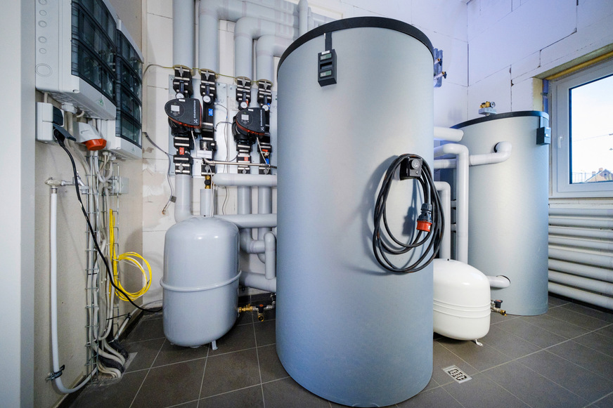 Im empfohlenen 4-Leiter-System liefert die angeschlossene Wärmepumpe in zwei eigenständigen und entsprechend dem Energiebedarf dimensionierten Pufferspeichern die Wärme für Warmwasser und Heizung.