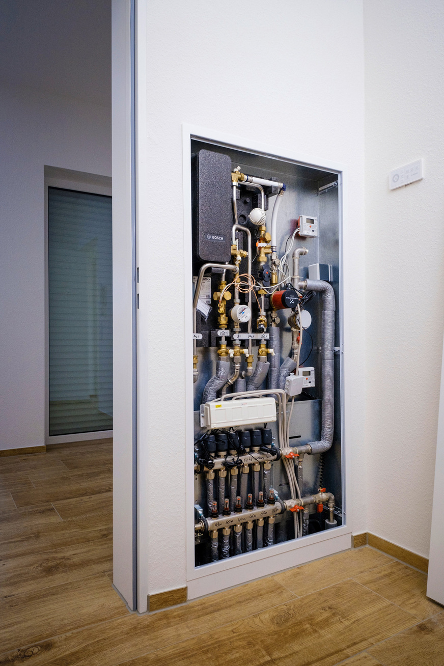 Im Mehrfamilienhaus-Neubau erzeugen die Wohnungsstationen Flow von Bosch hygienisch einwandfreies Wasser im Durchflussprinzip: Durch die Systemtrennung von Frischwasser- und Heizkreislauf über den Plattenwärmeübertrager kann das Trinkwasser nach Bedarf bereitgestellt werden.