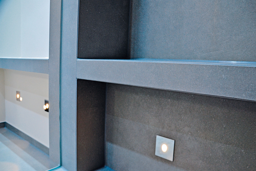 Ein Schalter steuert die bodennahen Effektlichter unter der Sitzbank.