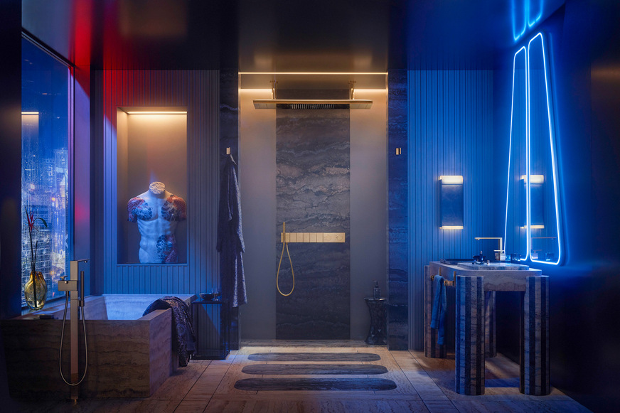 In Anlehnung an die kühne Ästhetik der 80er-Jahre kombiniert das Bad spiegelnden Edelstahl mit Neo﻿nbeleuchtung und einer grafischen Mischung aus hellem und dunklem Travertin.