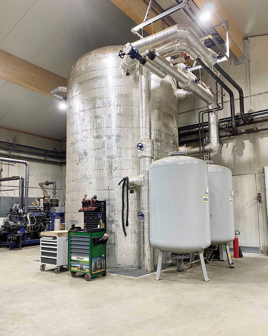 In Verbindung mit einem 50 000-l-Pufferspeicher ist insgesamt eine Wassermenge von 67 000 l im Umlauf. Um diese Anlagenwassermassen nach den Vorgaben der VDI 2035 optimal einstellen zu können, setzt Robin Peschel auf das Teilstromverfahren.