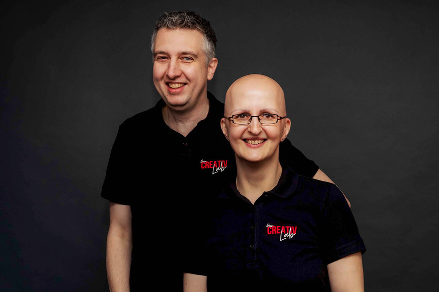 André Höbing (links) ist seit 30 Jahren in der SHK-Branche tätig. Er bekleidete Positionen im Handel, als Planer von Badausstellungen und im Marketing. Er hält Vorträge und Seminare und entwickelt Vertriebs- und Kundenbindungskonzepte. Tanja Maier plant seit 30&nbsp;Jahren Bäder. Sie war in einem Architekturbüro tätig sowie als Badplanerin und Koordinatorin in einem Handwerksbetrieb. Heute ist sie als selbstständige ­Baddesignerin tätig.