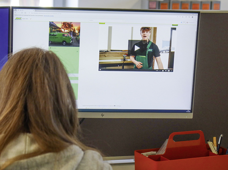 Zum Einstieg holen sich auch Praktikantinnen&nbsp;und Praktikanten Basisinfos in den Videoclips.