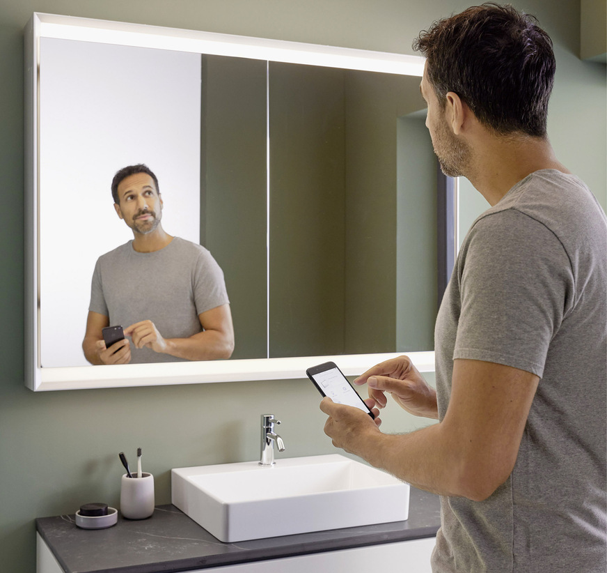 Per App lassen sich am Spiegelschrank verschiedenen Licht­szenarien programmieren und abrufen – vom sanften Orientierungslicht für die Nacht bis zu ­hellen Lichtstufen für den Alltag.