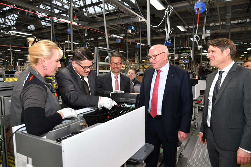 Besuch des hessischen Ministerpräsidenten Boris Rhein (2. v. l.) beim Klimalösungsanbieter Viessmann in Allendorf: Linienleiterin in der Wärmepumpenfertigung Anna Wellnowski, Ministerpräsident Boris Rhein, Prof. Dr. Martin Viessmann, CEO Viessmann Climate Solutions Thomas Heim (v. l.).