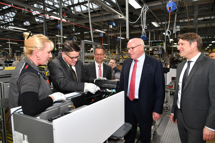 Besuch des hessischen Ministerpräsidenten Boris Rhein (2. v. l.) beim Klimalösungsanbieter Viessmann in Allendorf: Linienleiterin in der Wärmepumpenfertigung Anna Wellnowski, Ministerpräsident Boris Rhein, Prof. Dr. Martin Viessmann, CEO Viessmann Climate Solutions Thomas Heim (v. l.).