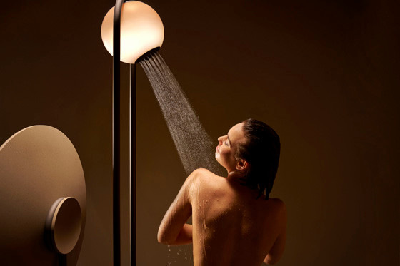 Die 10-l-Dusche mit pH-neutralisiertem Wasser ermöglicht Kopf- und Körperduschen nahezu ohne Shampoo oder Duschgel.