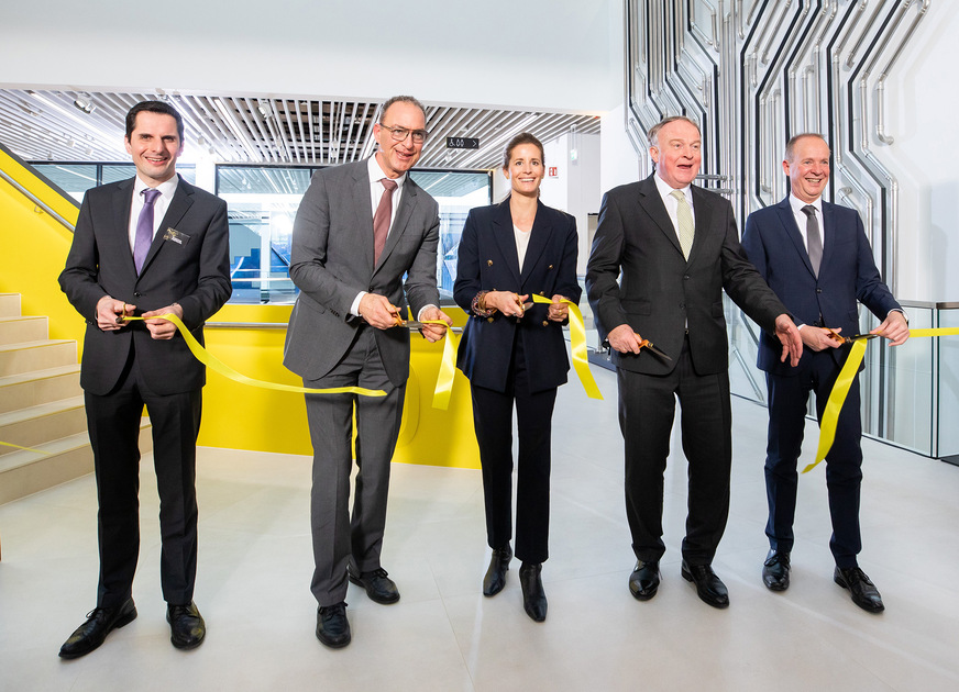 Offizielle Eröffnung der Viega World (v. l.). Christian Pospischil, Bürgermeister der Hansestadt Attendorn, Jochen Ritter, MdL NRW, Anna Viegener und Walter Viegener, Vorsitzende des Viega-Gesellschafterausschusses, und Theo Melcher, Landrat des Kreises Olpe.