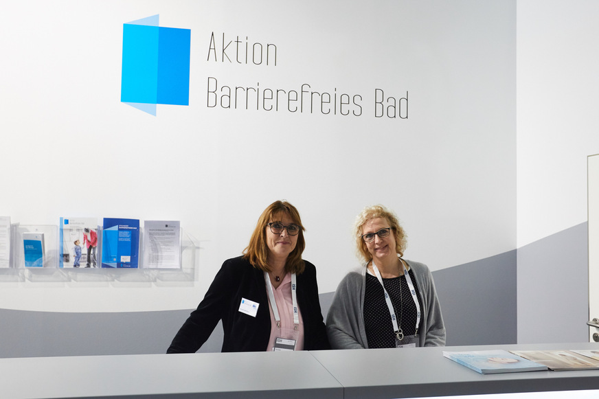Aktion „Barrierefreies Bad“ zeigt auf der ISH&nbsp;2023 Präsenz: mit pflegegerechten Bädern auf engstem Raum, die zugleich barrierefrei sind (Halle&nbsp;3.1&nbsp;Stand:&nbsp;B&nbsp;18) und einem Beratungsangebot zu barrierefreien Bädern und entsprechenden Fördermöglichkeiten (Halle&nbsp;3.1&nbsp;Stand:&nbsp;D&nbsp;69)