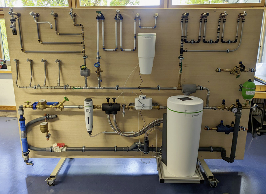 Die Auszubildenden können an den Wänden auch ihren Wissensstand testen.&nbsp;Die Anlage wurde so errichtet, dass Fehler eingebaut werden können.