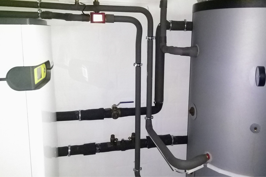 Zur Wartung gehört die Sichtkontrolle der Systemkomponenten auf Unregelmäßigkeiten (Wärmepumpe, Pufferspeicher, Pumpen etc.).