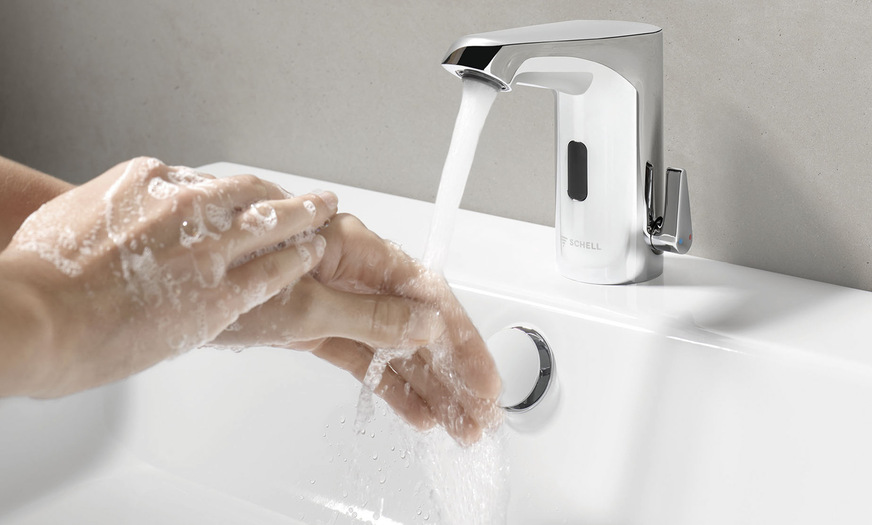 Elektronische Armaturen zeichnen sich durch einen ressourcenschonenden und hygienischen Betrieb aus. Der Wasserfluss startet, sobald sich Hände im ­Sensorbereich befinden, ohne dass die Armatur berührt werden muss. Verlassen die ­Hände den Sensorbereich wieder, stoppt der Wasserfluss automatisch.