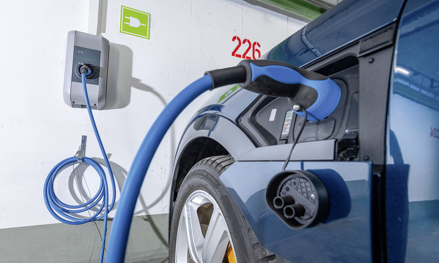 Im Neubau mit mehr als 5 Stellplätzen ­müssen Ladepunkte errichtet oder die&nbsp;hierfür erforderliche Infrastruktur vorge­halten werden – wie z. B. in Tiefgaragen.