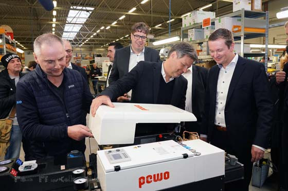 Dr. Robert Habeck, Bundesminister Wirtschaft und Klimaschutz bei der Endkontrolle einer V-max Uebergabestation in der Produktion von Pewo.