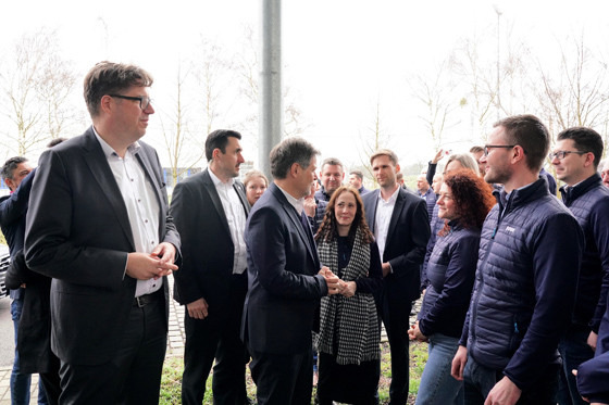 Dr. Robert Habeck, Bundesminister Wirtschaft und Klimaschutz wird von Mitarbeiter:innen von Pewo begrüßt.