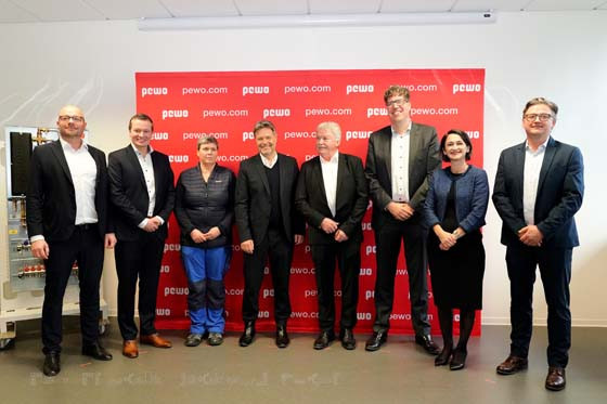 Robin Petrick, Geschäftsführer Pewo, Dr. Ralf Meyer, Geschäftsführer Pewo, Claudia Rohloff, Vorsitzende Betriebsrat, Dr. Robert Habeck, Bundesminister Wirtschaft und Klimaschutz, Egbert Petrick, Gründer Pewo, Michael Kellner, Staatssekretär, Alix Chambris, Vice President Global Affairs und Nachhaltigkeit Viessmann, Nico Petrick, Geschäftsführer Pewo