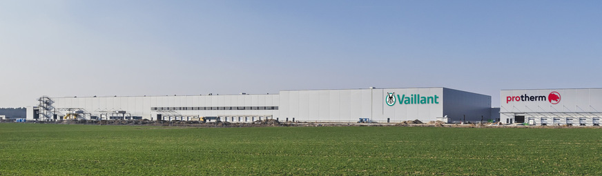 Die neue Megafabrik der Vaillant Group im slowakischen Senica ist für die Produktion von bis zu 300 000 Wärmepumpen pro Jahr ausgelegt.