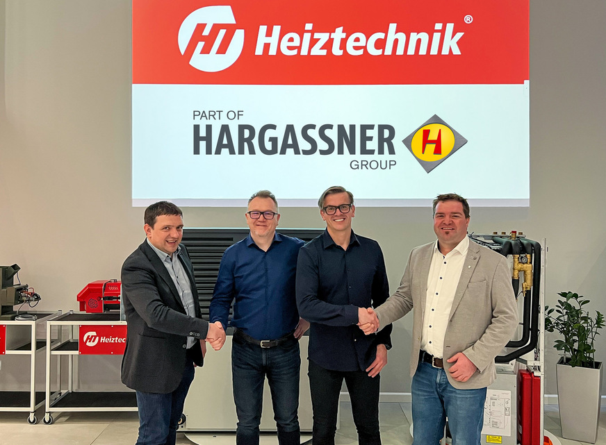 Beim Handshake am 8. März 2023 bei HT Heiztechnik, Polen. V.l.n.r.: Anton Hargassner jun., Geschäftsführung Hargassner, Zdzisław Kulpan, Vorsitzender Geschäftsführung Heiztechnik, Radosław Siłkowski, stellvertretender Vorsitzender Geschäftsführung Heiztechnik, Markus Hargassner, Geschäftsführung Hargassner.