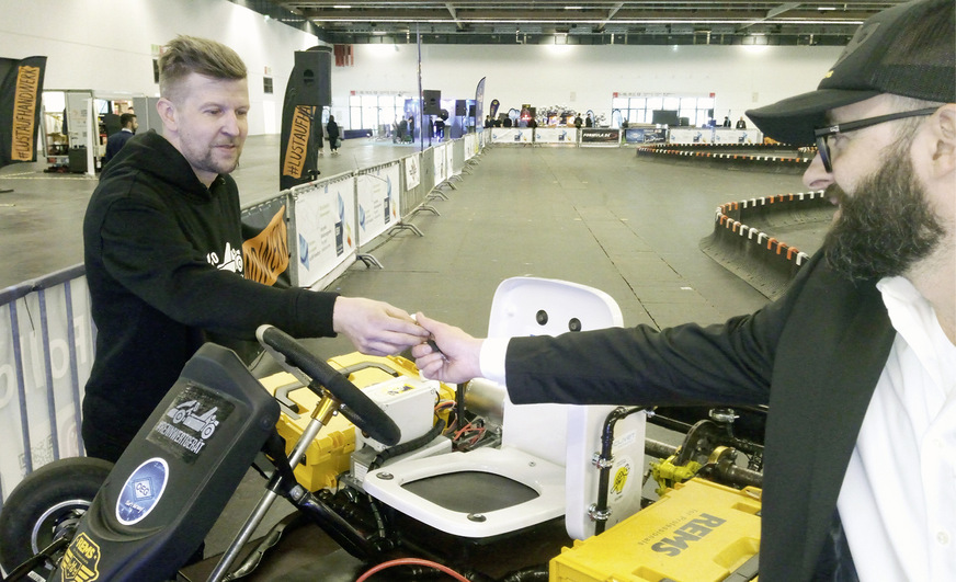 Aus der digitalen in die reale Welt: Der SHK-Influencer Stefan Bergermann (links) hat auf der ISH in Frankfurt ein beeindruckendes Gokart-Projekt umgesetzt. Das Kart wurde zu 90 % aus Bestandteilen aus dem SHK-Handwerk zusammengebaut. Seine Botschaft: Handwerk ist anspruchsvoll und hat viel mehr zu bieten, als allgemein bekannt ist.