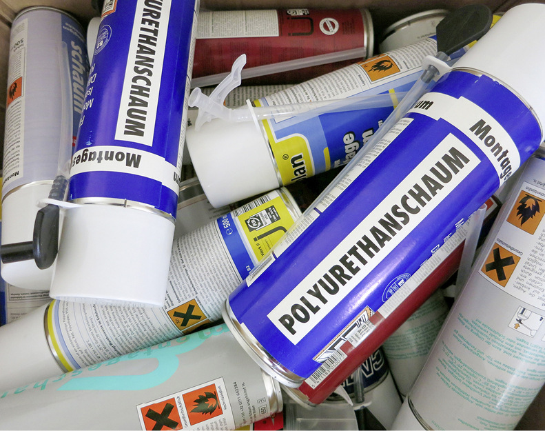 Leere Bauschaumdosen sind ein großes Problem am Bau, denn sie sind Sondermüll und dürfen weder im Bauschutt- noch im Mischcontainer oder im Verpackungsmüll landen.
