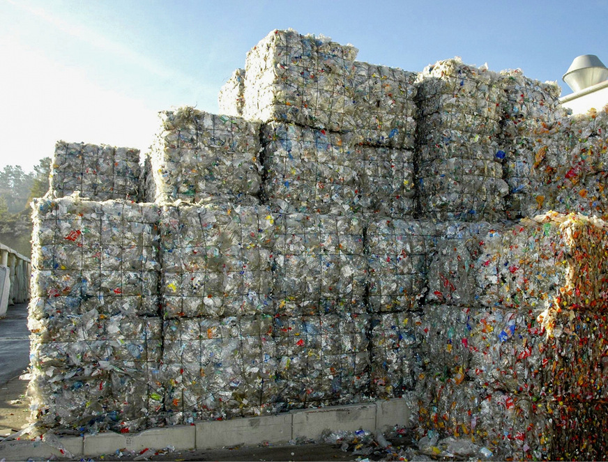 Verpackungsabfälle wie Plastikfolien müssen sortenrein gesammelt und gereinigt werden, damit sie industriell wiederverwertbar sind.