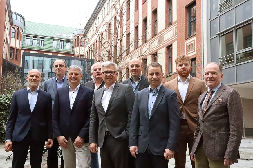 Der neu gewählte DEPV-Vorstand: Helmut Schellinger (Schellinger, Vorsitzender), Hans Martin Behr (PowerPellets), Martin Ecker (HDG Bavaria), Wendelin Heinzelmann (Paradigma), Alexander Schrom (Fröling Heizkessel und Behälterbau), Markus Böll (Mall Umweltsysteme), Wolfgang Wimmer (Biomassehof Achental), Pascal Schiep (Pfeifer Timber) und Martin Bentele (Geschäftsführer DEPV) (v.l.n.r.)