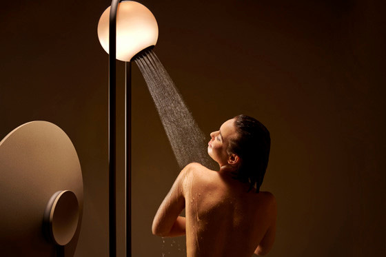 Die 10-l-Dusche mit pH-neutralisiertem Wasser ermöglicht Kopf- und Körperduschen nahezu ohne Shampoo oder Duschgel.