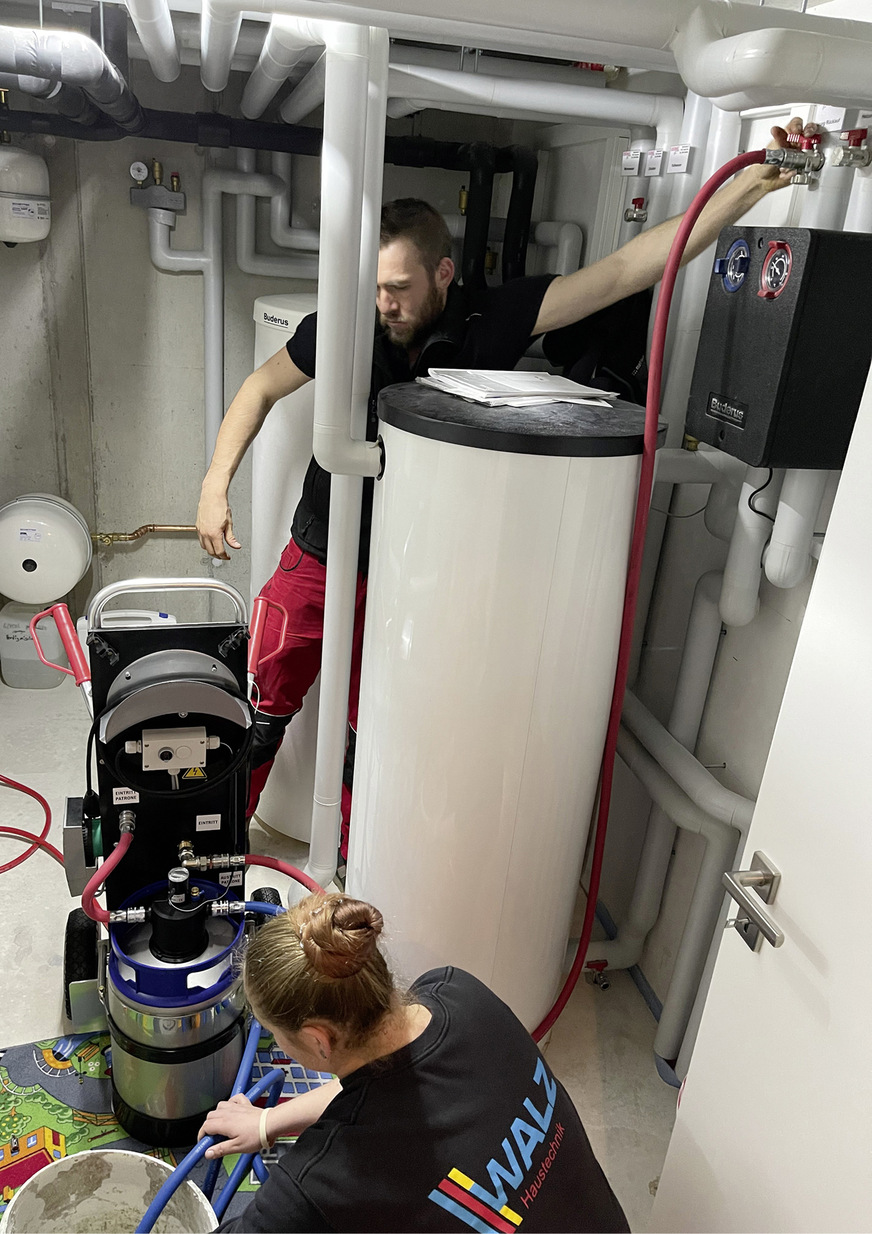 Vor Inbetriebnahme wird entlüftet. Dafür die Pumpe anschalten und warten, bis aus dem Vorlaufschlauch Heizungswasser statt Luft austritt.