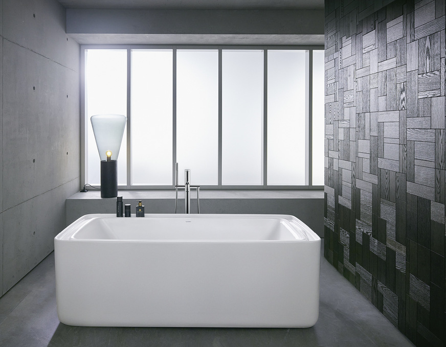 Das Spiel mit dem Wasser: Die freistehende Infinity-Badewanne (Design: Philippe Starck) aus Acryl in den Maßen 1.800 x 900 mm ist ideal für das Spa-Erlebnis im heimischen Bad.