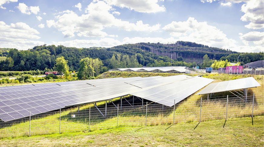 Die Umstellung auf erneuerbare Energien wie hier mit dem Solarpark am ­Grohe-Produktionsstandort in Hemer leistet einen erheblichen Beitrag zur ­Reduktion des unternehmenseigenen CO2-Fußabdrucks.