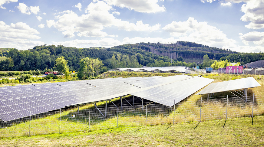 Die Umstellung auf erneuerbare Energien wie hier mit dem Solarpark am Grohe-Produktionsstandort in Hemer leistet einen erheblichen Beitrag zur Reduktion des unternehmenseigenen CO2-Fußabdrucks.