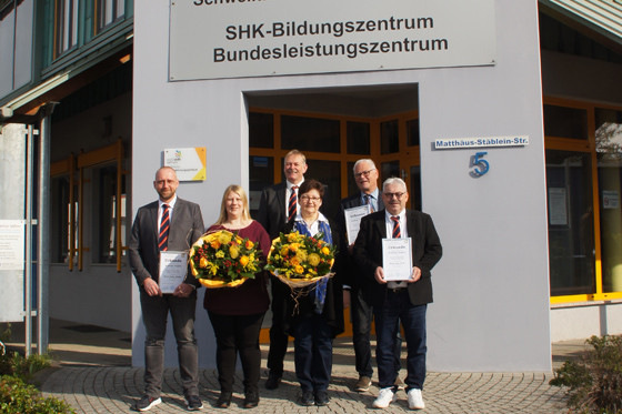 Obermeister Schuchbauer (hinten links), Josef Bock (hinten rechts), Christine Bock (vorne rechts) und Andrea Beer (vorne links), Aushilfe Elmar Heusinger (vorne rechts) und Geschäftsstellenleiter Stefan Köppe (vorne links).