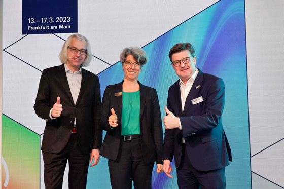 Dr. Hans Henning, Hauptgeschäftsführer DG Haustechnik, Dr. Ines Prokop, Geschäftsführerin Bundesverband Bausoftware, Helmut Bramann, Hauptgeschäftsführer ZVSHK auf der ISH 2023 (v.l.n.r.).