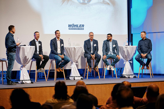 Podiumsdiskussion (v.l.n.r.): Christian Beyerstedt (Wöhler), Prof. Dr.-Ing. Bert Oschatz (ITG Dresden), Alexis Gula (ZIV), Claudio Paulus (SHK-Innung Nürnberg/Fürth und Fachverband SHK Bayern), Liborio Manciavillano (Die Handwerksschmiede), Johannes Lötfering (Wöhler).