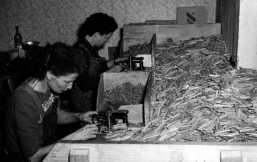 Heimarbeiterinnen bei der&nbsp;„Holzklupperl“ Montage.
