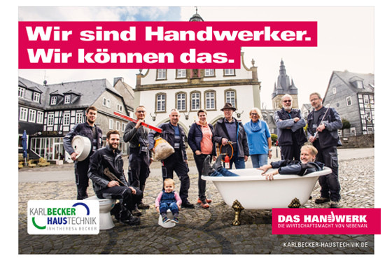 „Nebenan ist hier.“: Auf Plakatwänden rund um den eigenen Betriebsstandort geben SHK Handwerker der „Wirtschaftsmacht von nebenan“ ein vertrautes Gesicht.