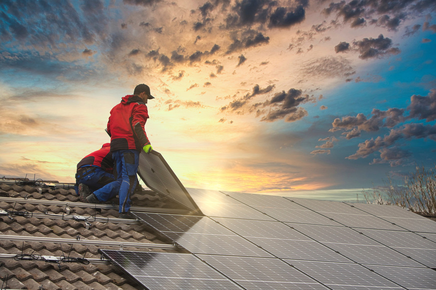 Viele Hauseigentümer kombinieren ihre Wärmepumpe inzwischen mit einer Photovoltaikanlage. Dies ist nicht nur gut für den Klimaschutz, sondern angesichts der hohen Strompreise auch wirtschaftlich sinnvoll. Zudem werden die Energienetze entlastet.