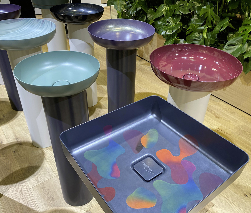 Auch mehrfarbige Waschbecken sind in der Farbstudie von Kaldewei machbar, z. B. passend für Themenrestaurants oder Designhotels.